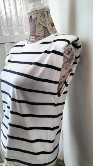 Jersey rayas blancas y negras con hombreras
