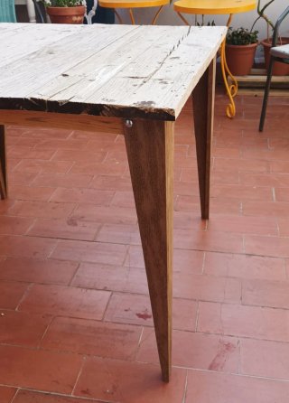 Mesa rústica de madera natural