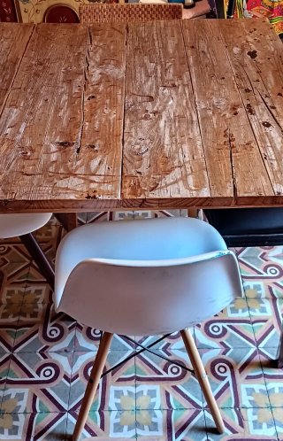 Mesa rústica de madera natural