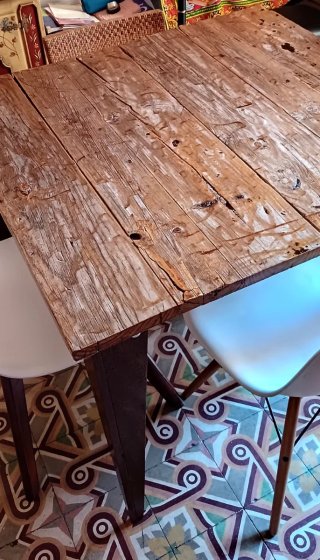 Mesa rústica de madera natural