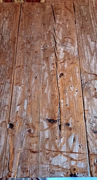 Mesa rústica de madera natural