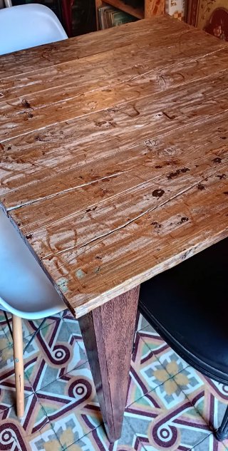 Mesa rústica de madera natural