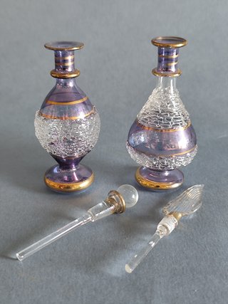 Coppia soprammobili in vetro dorato e viola