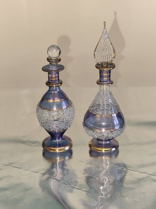Coppia soprammobili in vetro dorato e viola