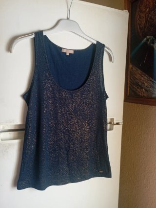 Blusa azul con detalles dorados