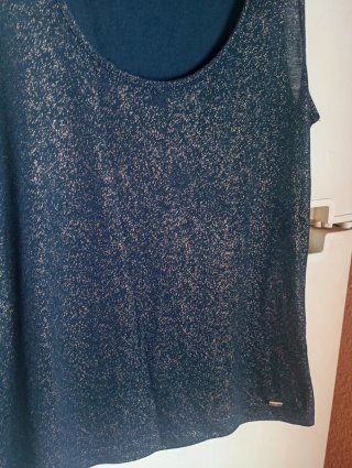 Blusa azul con detalles dorados