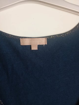Blusa azul con detalles dorados
