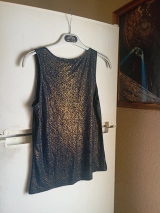 Blusa azul con detalles dorados