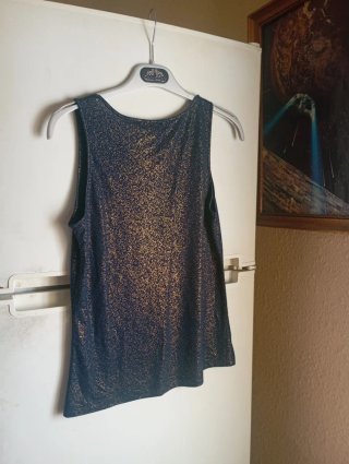 Blusa azul con detalles dorados