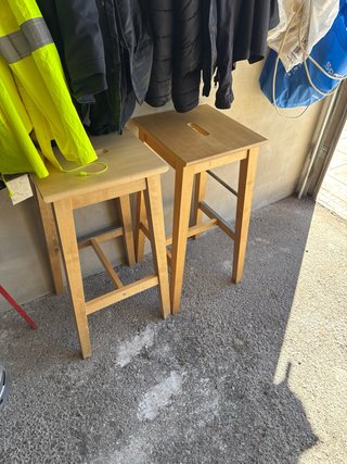 Dos taburetes de madera