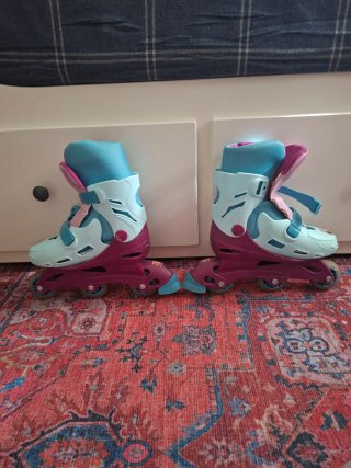 Patines en línea Frozen con casco y protecciones