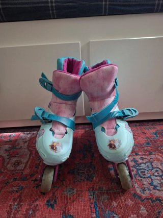 Patines en línea Frozen con casco y protecciones