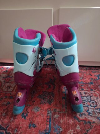 Patines en línea Frozen con casco y protecciones