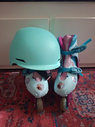Patines en línea Frozen con casco y protecciones