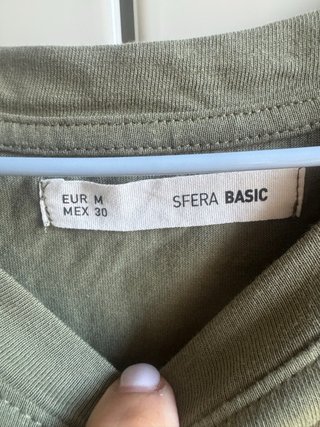 Vestido verde con estrella dorada