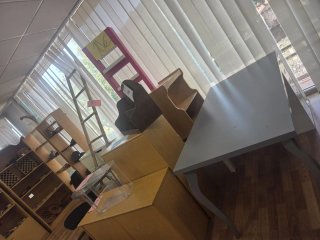 Mesa redonda cristal y silla negra