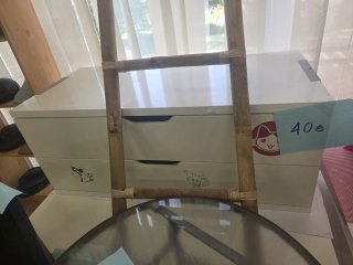 Mesa redonda cristal y silla negra