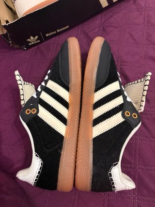 Zapatillas Adidas Negras y Beige
