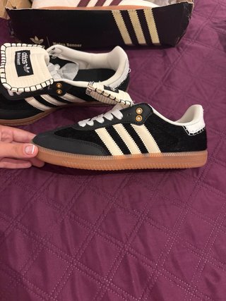 Zapatillas Adidas Negras y Beige