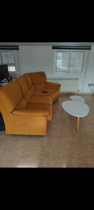 Sofá modular naranja con chaise longue