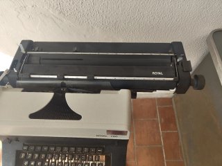 Máquina de escribir Royal 780