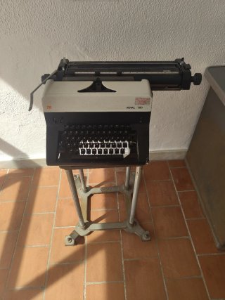 Máquina de escribir Royal 780