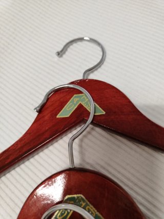 Lote 3 perchas madera con pinzas