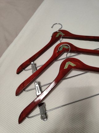Lote 3 perchas madera con pinzas
