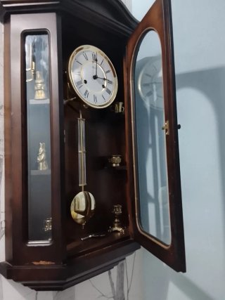 Reloj de pared antiguo de madera del siglo XVI