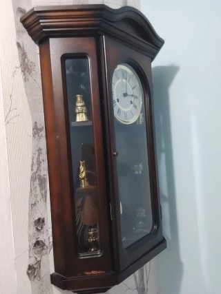 Reloj de pared antiguo de madera del siglo XVI