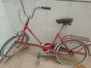 Bicicleta BH roja y 3 bicicleta de montaña