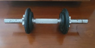 Mancuerna 5 kg ajustable, algo oxidada.