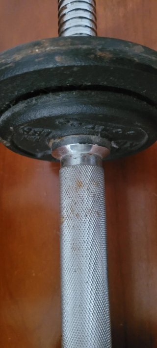 Mancuerna 5 kg ajustable, algo oxidada.