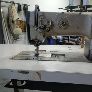 Máquina de coser doble aguja triple arrastre