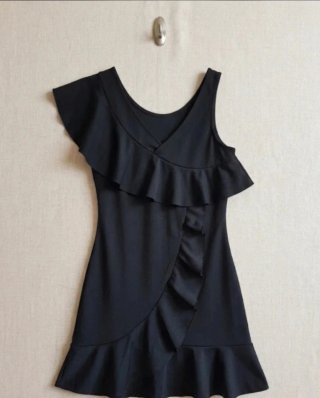 Vestido negro con volantes
