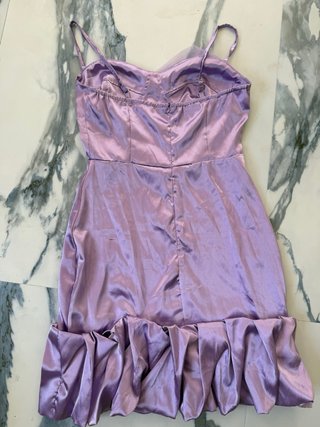 Vestido lila satin mini con volantes