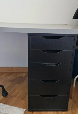 Escritorio con cajonera