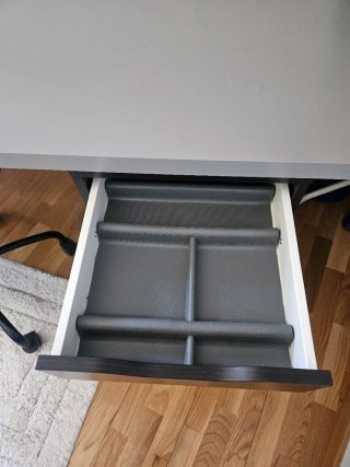 Escritorio con cajonera
