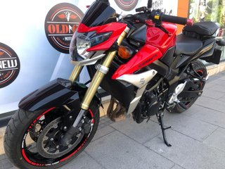 Suzuki GSR 750