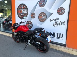 Suzuki GSR 750