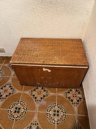 Baúl de mimbre marrón