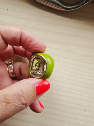 Anillo verde con circonitas