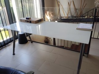 Escritorio de cristal y metal blanco