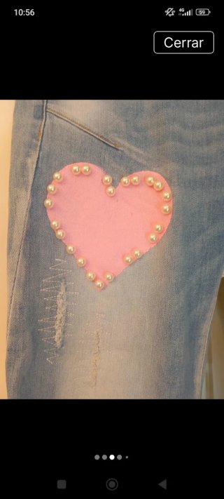 Pantalón vaquero con corazón rosa