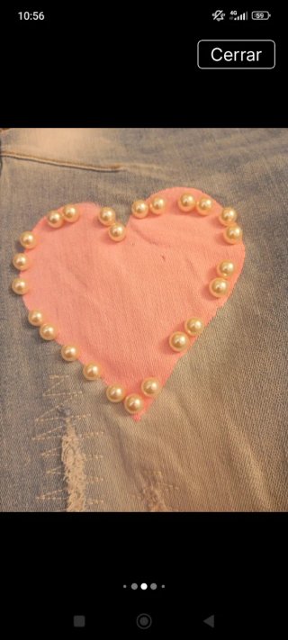 Pantalón vaquero con corazón rosa
