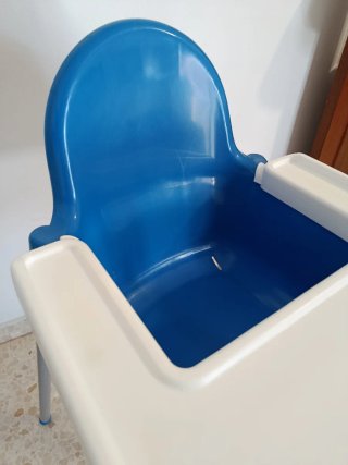 Trona Ikea con bandeja, azul y blanca