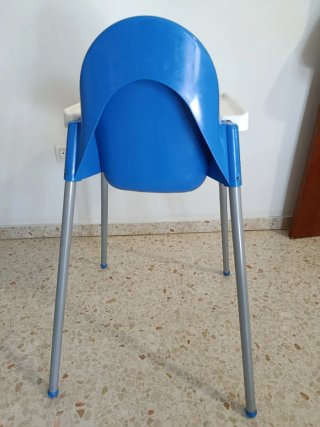 Trona Ikea con bandeja, azul y blanca