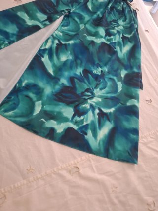 Vestido verde y azul.