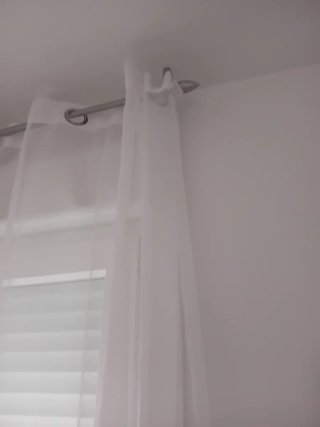 Cortinas blancas y barra