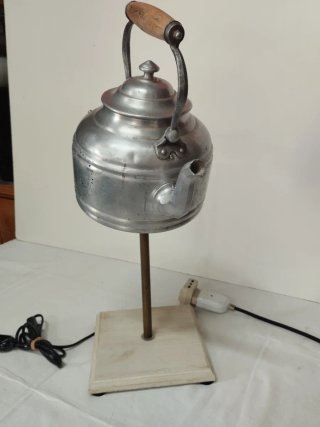Lampada da tavolo artigianale vecchio bollitore